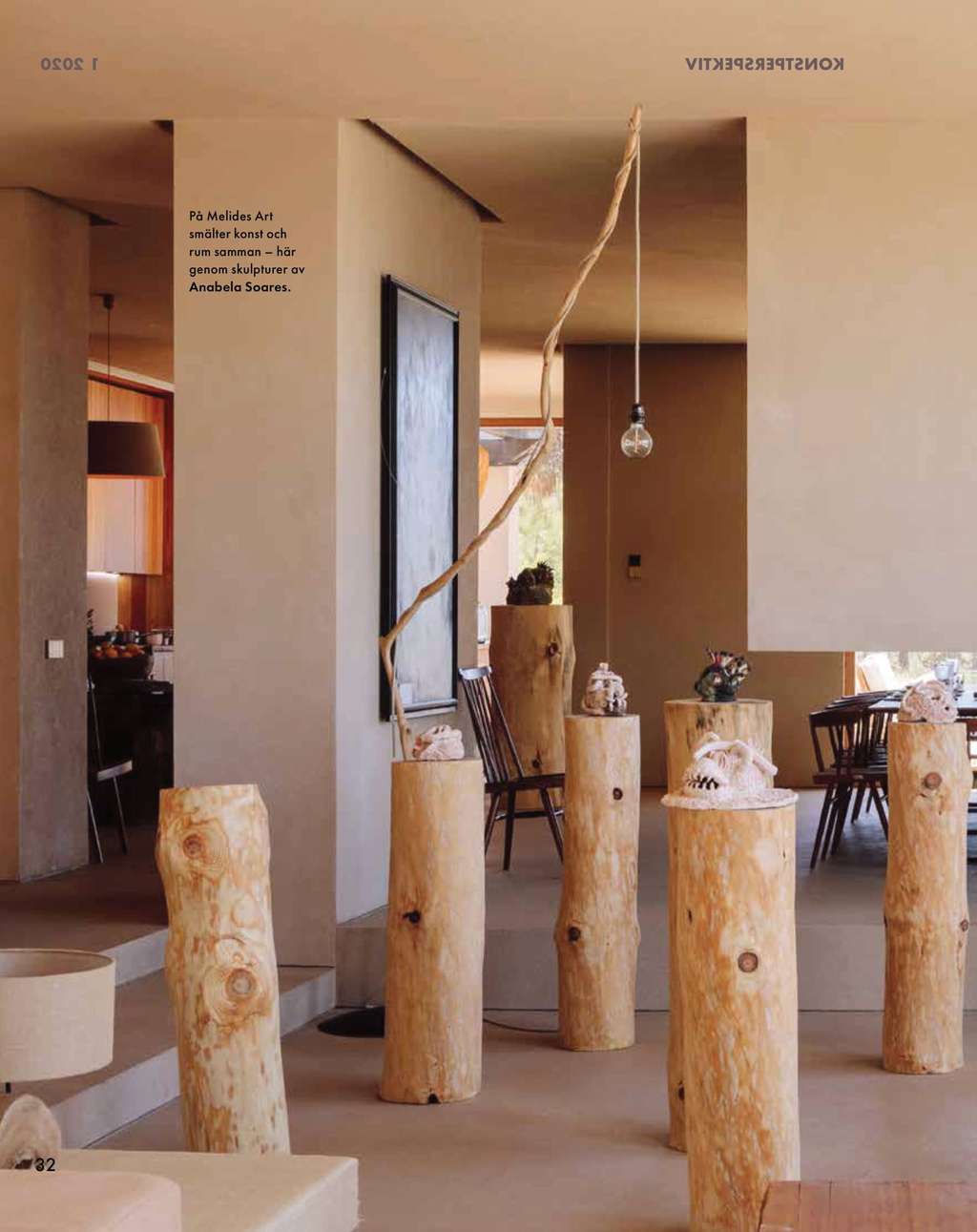 Konstutopi article page with a living room and wooden pedestals holding ceramic sculptures